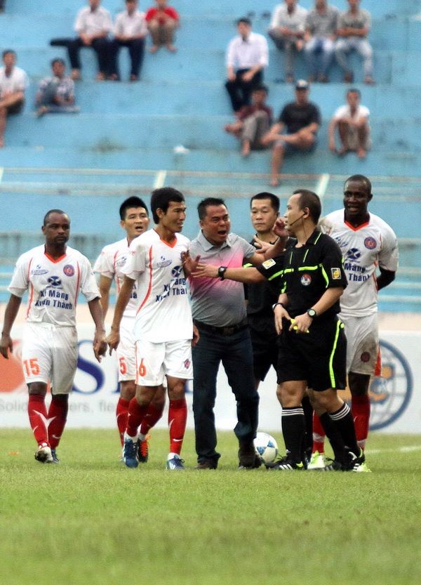 Cho rằng đội nhà bị trọng tài xử ép, một số cầu thủ khác của đội khách cũng lao vào phản ứng với trọng tài Kiên.